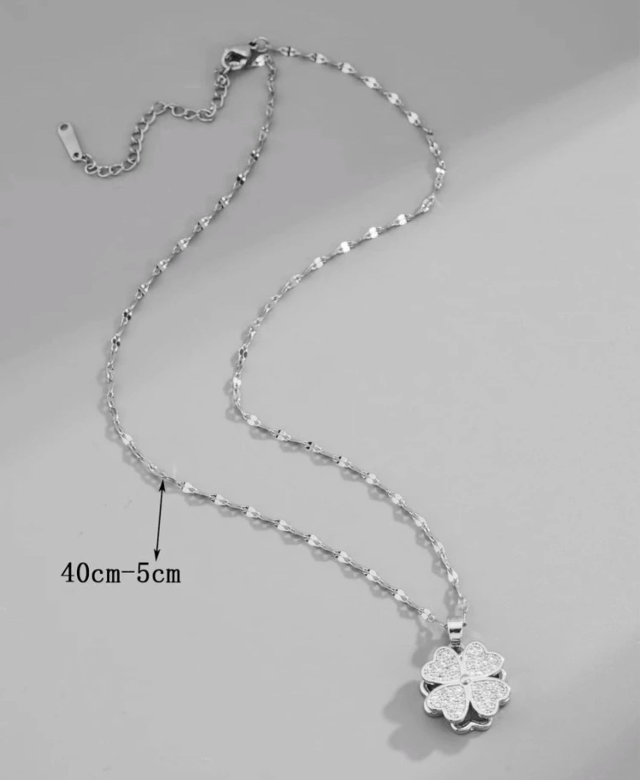 Rotating clover leaf necklace | Accessories