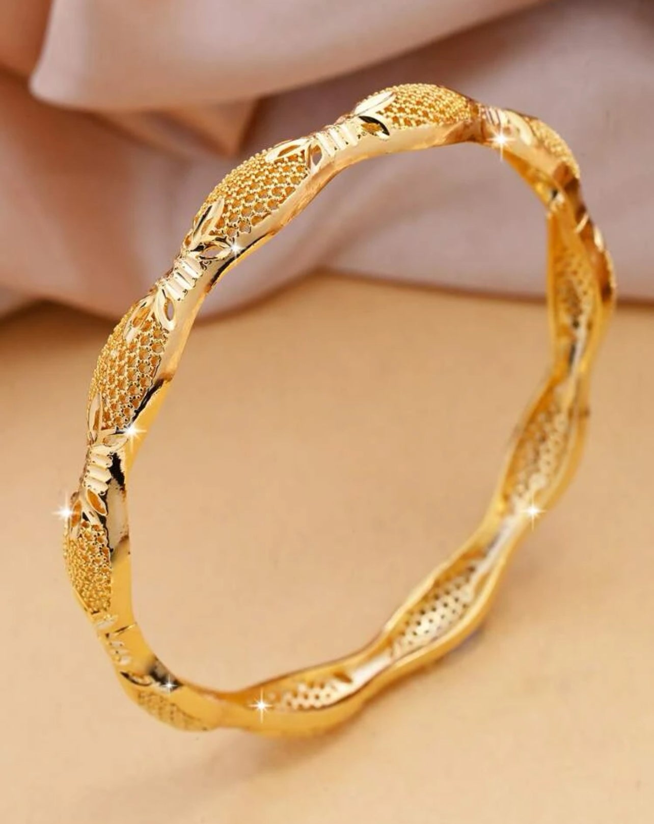 Stand-out-of-the-crowd bangle | Accessories