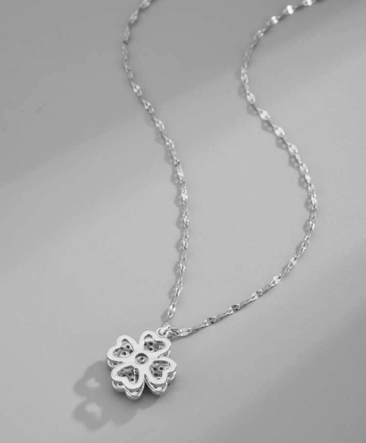 Rotating clover leaf necklace | Accessories