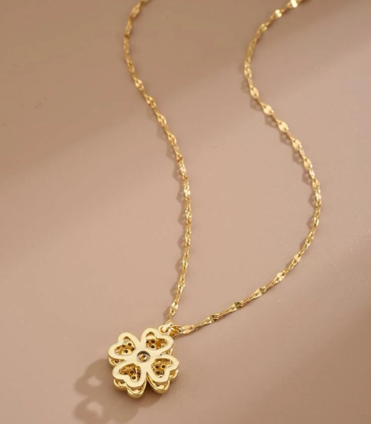 Rotating clover leaf necklace | Accessories