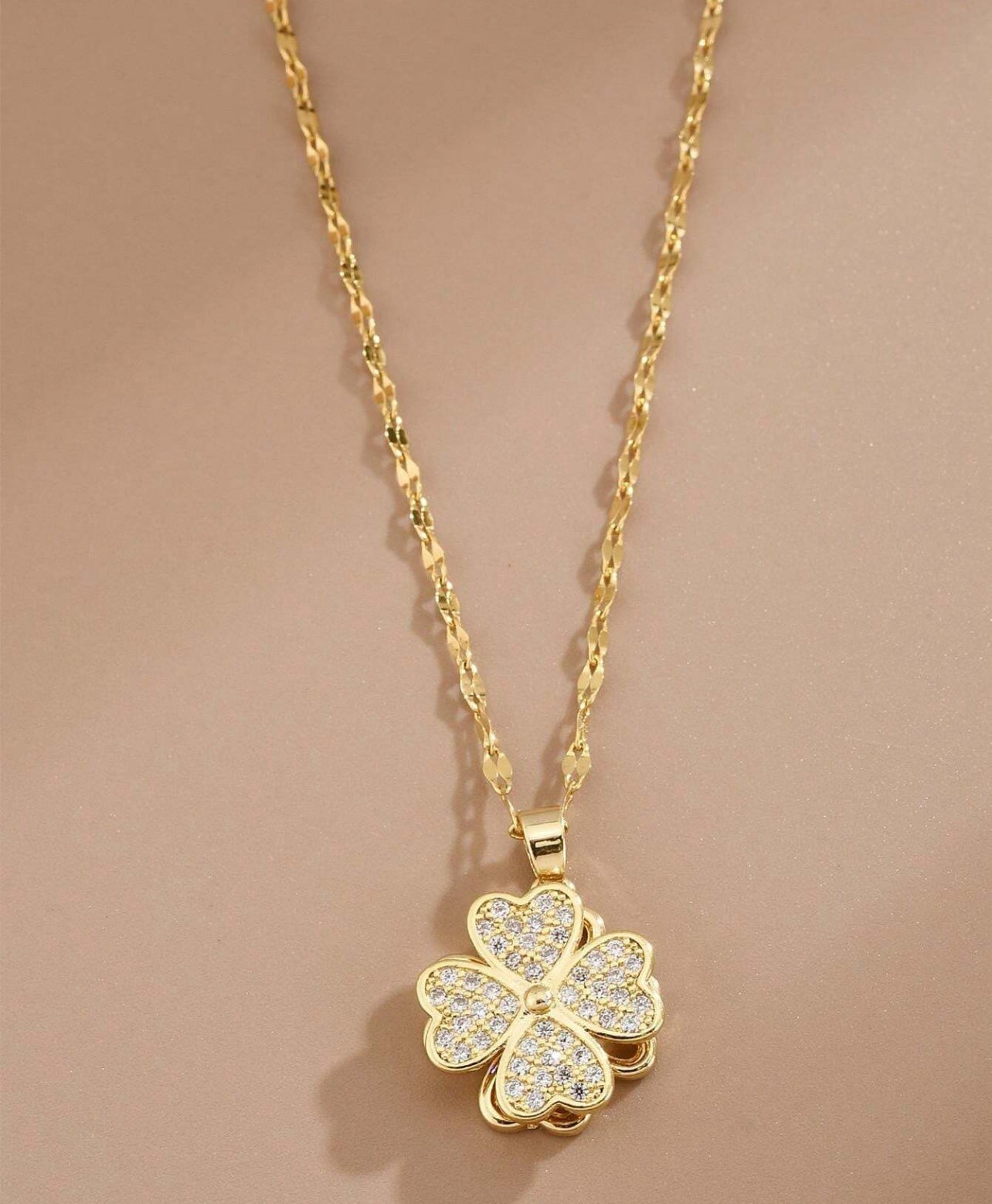 Rotating clover leaf necklace | Accessories