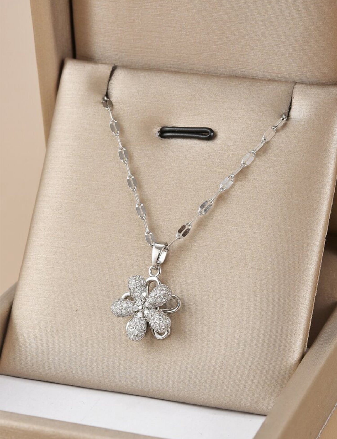 Flower pendant necklace | Accessories